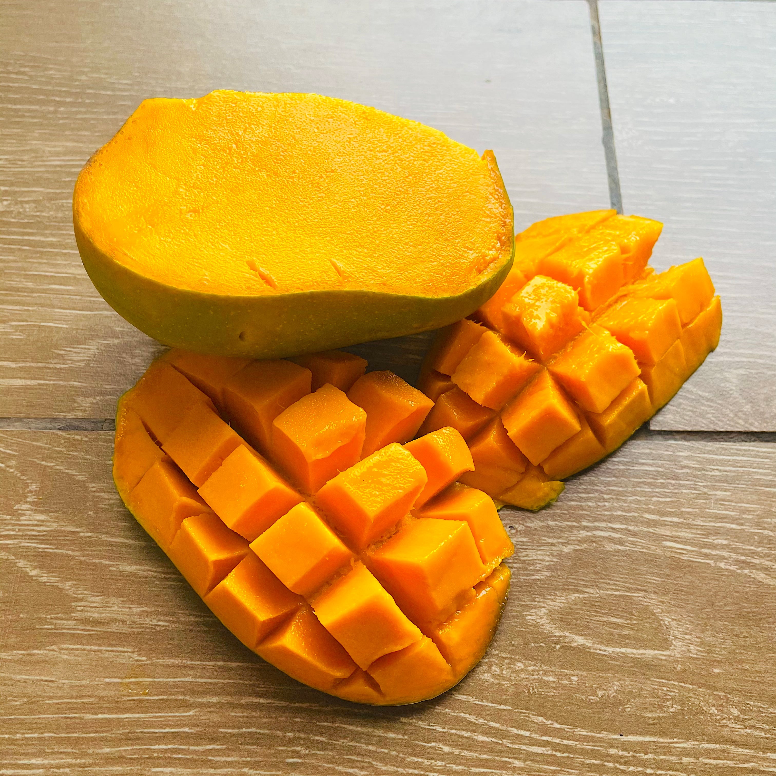 Devgad Alphonso Mangoes - Premium Quality (200 - 250 grams)